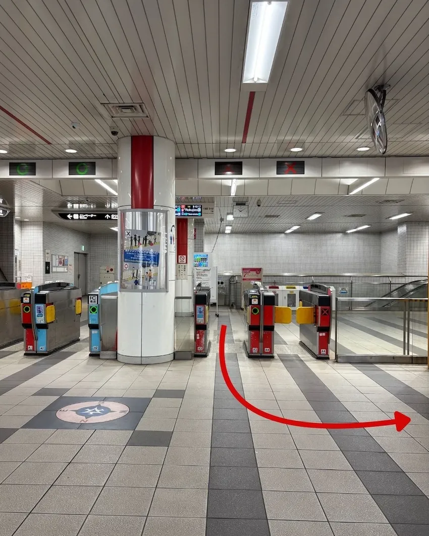 京都市役所前駅改札を出て左折し、ゼスト御池方面へ