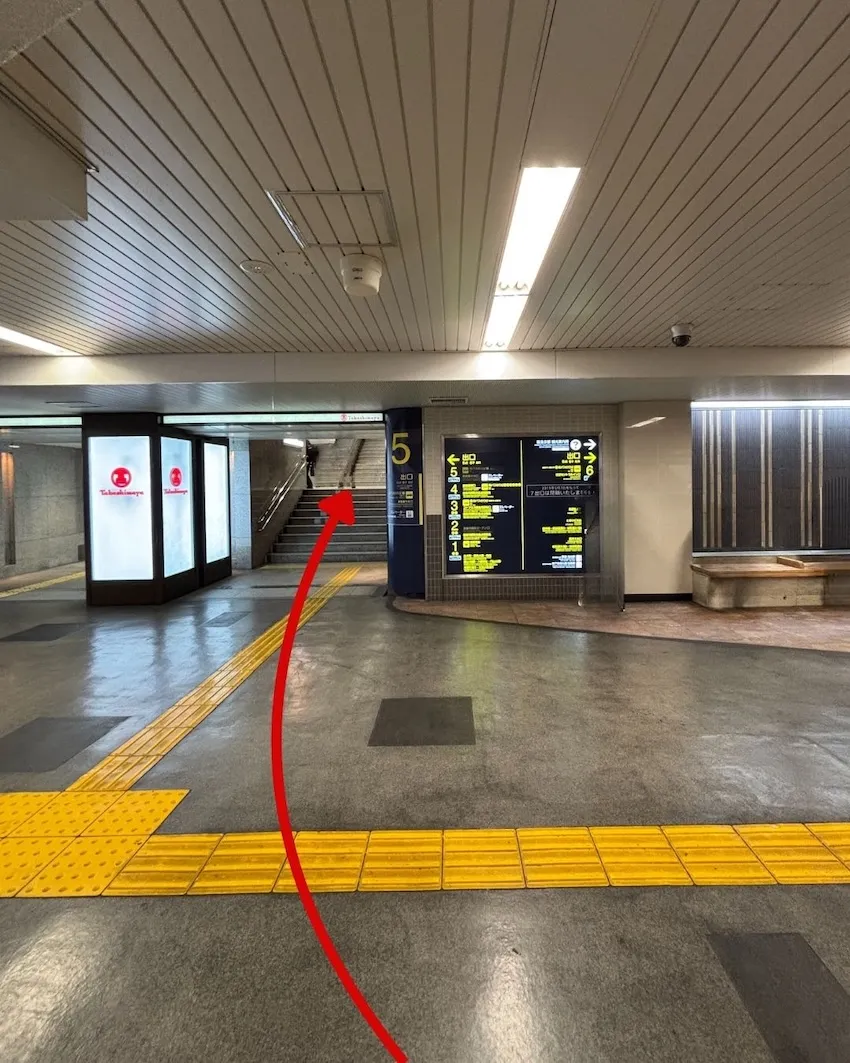 阪急「京都河原町駅」の中央改札口を出て、番出口方面へ進みます。