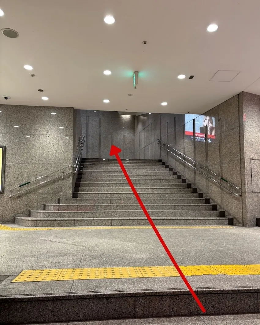 階段を上がり地上へ