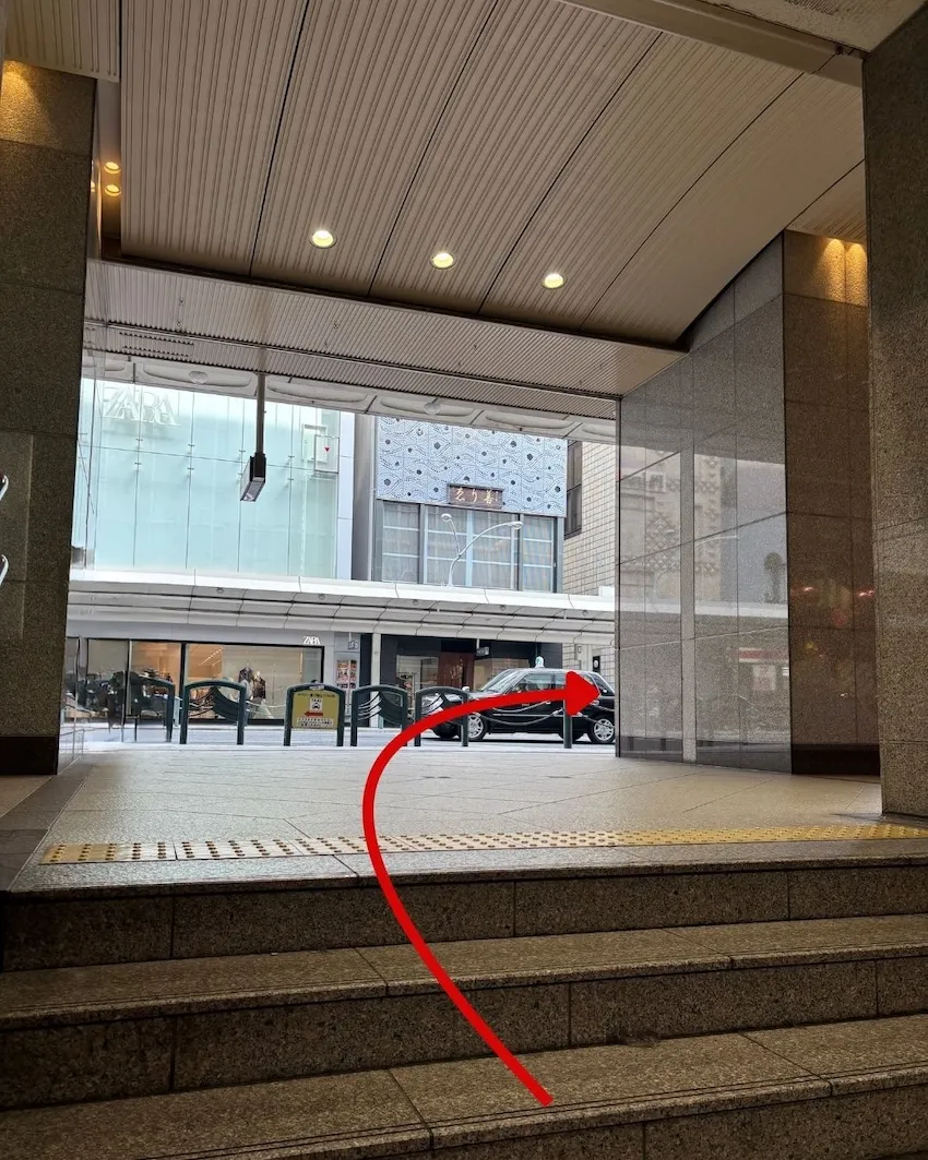 地上に出て右折します