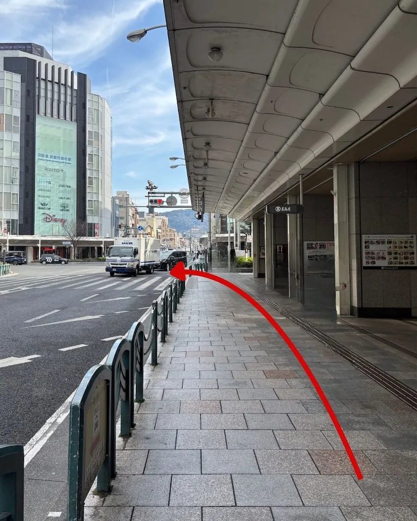 「四条河原町」交差点を左折(河原町通を北へ)