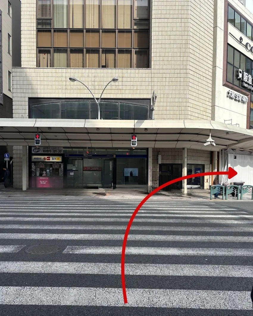 「四条河原町」信号をわたり右折、河原町通を北へ