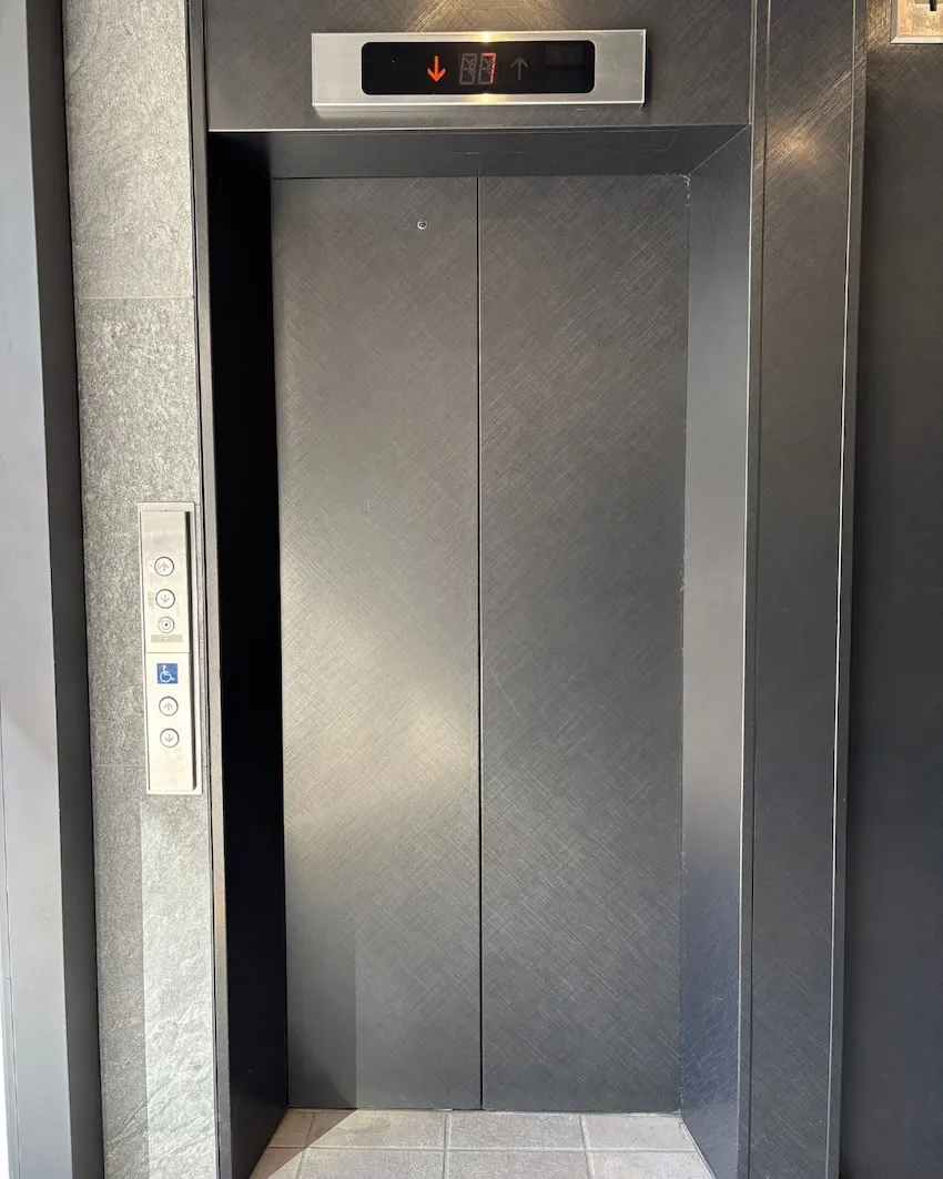 ココクルビルのエレベーターで8階へ