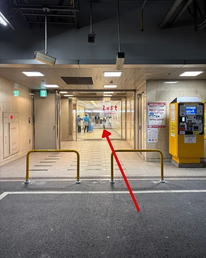 京都市御池地下駐車場から地下街「ゼスト御池」へ向かう連絡通路の入り口