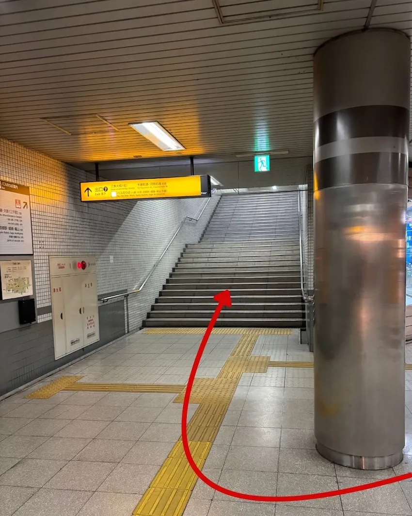 京阪三条7番出口方面へ階段を進む