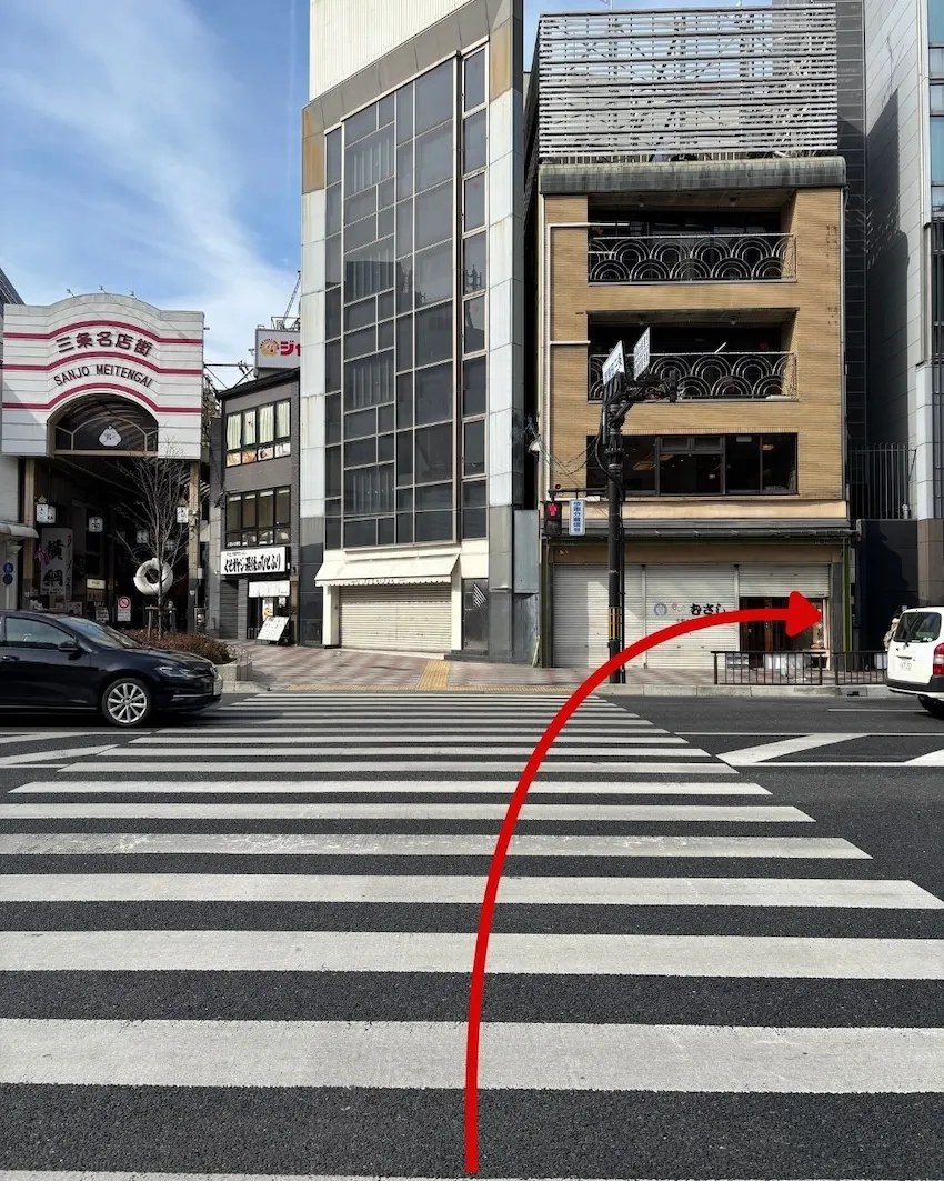 河原町三条の交差点を右折します