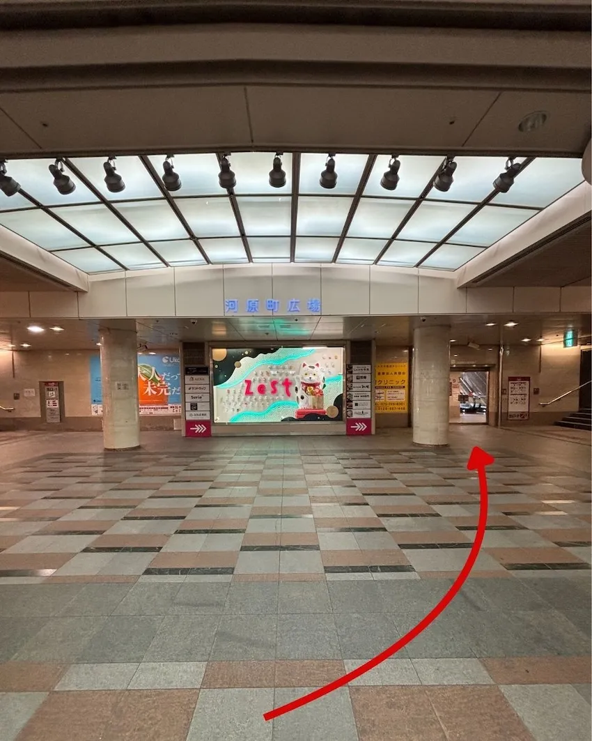 「河原町広場」右側にある出口(河原町南|河原町三上方面)へ進みます。