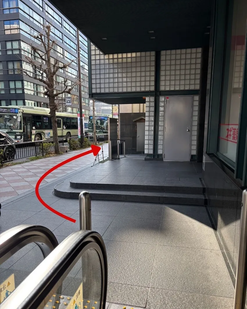 地上に出て右折、「河原町通」を南(四条方面)に向かって直進